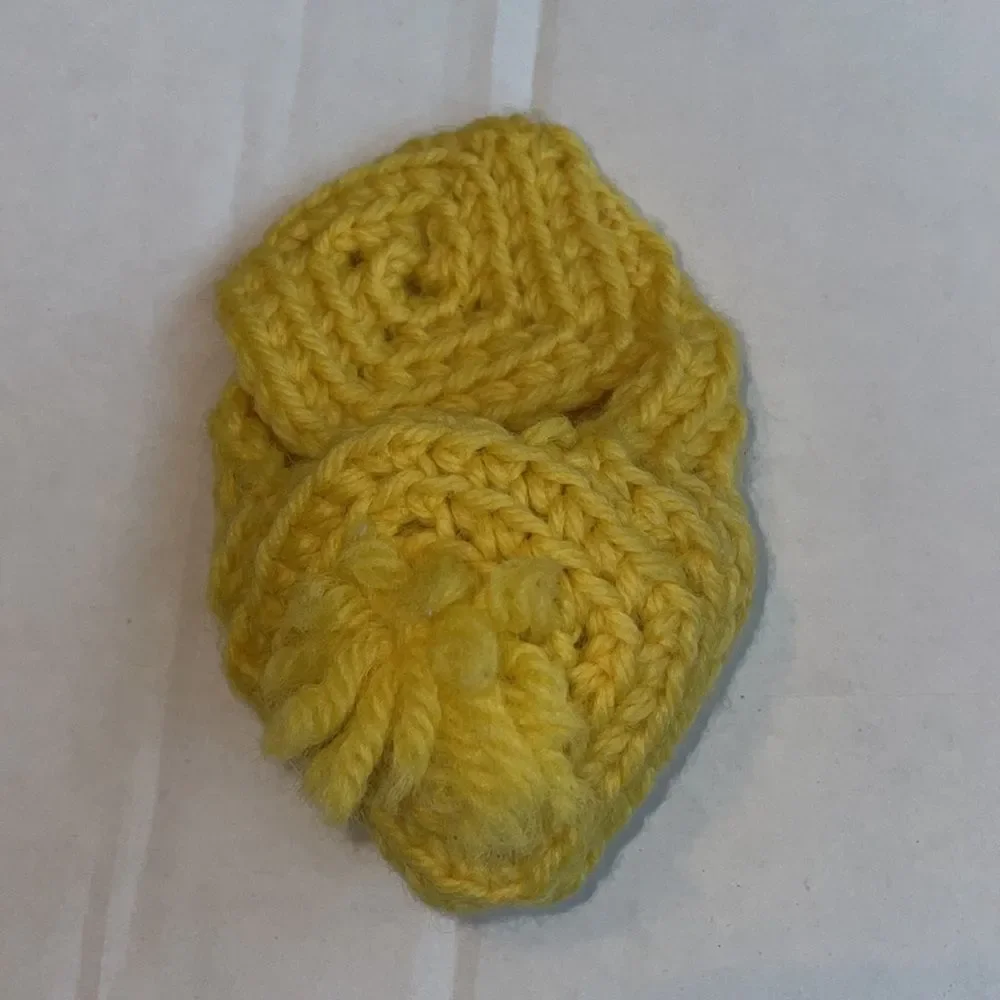 Vtg Kitschy yellow crochet knit yarn slippers for toddler‎
